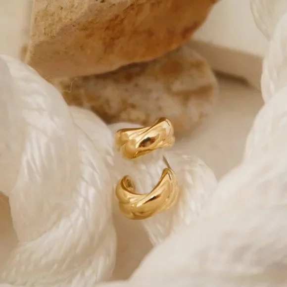 NEW 18K Gold Plated Double Cross Hoop Earrings - Picture 5 of 8